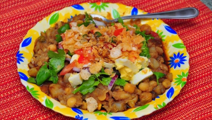 ফুটপাতে চটপটি খাচ্ছেন? পেটে ঢুকছে মলমূত্রের ৭ কোটি জীবাণু!